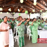 Les femmes du PDCI dansant au son de la fanfare après le discours du Président du parti.