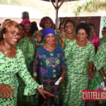 Mme BEDIE et les femmes du PDCI dansant au son de la fanfare